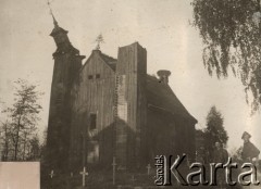 1924-1932, Dobromyśl, powiat brzeski, Polska. (obecnie Białoruś)
Zniszczona cerkiew drewniana i przykościelny cmentarz, z prawej stoją dwaj mężczyźni.
Fot. Feliks Drozdowski, zbiory Ośrodka KARTA, Pogotowie Archiwalne [PAF_050], udostępnił Krzysztof Drozdowski
