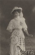 Ok. 1914, Lwów, Austro-Węgry
Portret Jadwigi Sznepel w jasnej sukni i kapeluszu. Na odwrocie zdjęcia list: „Kochany Kuzynie! Serdecznie dziękuję za Twój list, z którego się bardzo ucieszyłam. Posyłam Ci moją podobiznę, o którą mnie poprosiłeś. Mam jeszcze jedną, nawet lepszą, nie widziałeś, posłałam na święta Pani Malińskiej. Bardzo bym się cieszyła tatku, gdybyś do Lwowa przyjechał – stąd bardzo dużo wojska do Węgier poszło, więc możliwe że wasz [...] zostanie zaciąg wzięty do Lwowa. Wyścigi się wczoraj skończyli. Teraz tylko w tenisa grywam. Czesiek pisał do mnie. Lolka jeszcze nie widziałam, może się tu gdzieś w Lwowie zakochał, że się nigdzie nie pokazuje. Po Władka niezadługo  [...] napiszę. Pozdrawiam Ciebie bardzo serdecznie i nie zapominaj. Jadzia”.
Fot. NN, zbiory Ośrodka Karta, udostępniła Elżbieta Bakanowska