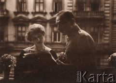 1918-1939, Kraków, Polska.
Chorąży Szczepański i jego żona na balkonie przeglądają książkę. 
Fot. NN, zbiory Ośrodka Karta, udostępniła Elżbieta Bakanowska