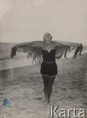 1927, brak miejsca., Polska.
Kobieta w stroju kąpielowym na plaży. Na odwrocie zdjęcia napis: 