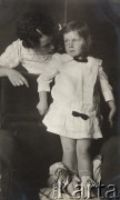 1905-1908, brak miejsca., Rosja.
Magda Cholewińska, córka Felicjana, w białej sukience ozdobinej kokardkami.
Fot. NN, zbiory Ośrodka Karta, udostępniła Elżbieta Bakanowska