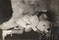 1905-1908, brak miejsca., Rosja.
Magda Cholewińska, córka Felicjana, przytula się do głowy niedźwiedzia.
Fot. NN, zbiory Ośrodka Karta, udostępniła Elżbieta Bakanowska