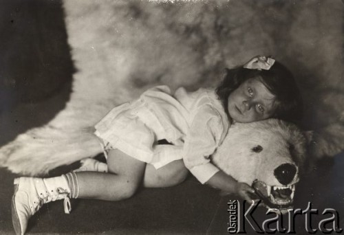 1905-1908, brak miejsca., Rosja.
Magda Cholewińska, córka Felicjana, przytula się do głowy niedźwiedzia.
Fot. NN, zbiory Ośrodka Karta, udostępniła Elżbieta Bakanowska