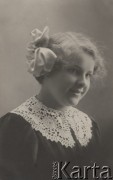 1922, brak miejsca..
Dziewczynka z kokardą we włosach i w koronkowym kołnierzyku.
Fot. NN, zbiory Ośrodka Karta, udostępniła Elżbieta Bakanowska