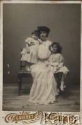 1908, Warszawa, Rosja.
D. Krysińska (z domu Cwikiel) z córkami.
Fot. NN, zbiory Ośrodka Karta, udostępniła Elżbieta Bakanowska