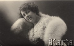 1912, brak miejsca.
Antonina Mazurkowska, portret w etoli.
Fot. NN, zbiory Ośrodka Karta, udostępniła Elżbieta Bakanowska