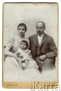 Ok. 1900, Warszawa
Zofia i Marian Borsukowie z córką Marysią. M. Borsuk - warszawski chirurg, był właścicielem folwarku Wiązowszczyzna w powiecie wilejskim.
Fot. 