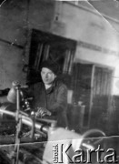 28.08.1954, Krasnojarski Kraj, ZSRR.
Wiktor Muśnikowicz z Brześcia podczas pracy w kuźni jako więzień 11 łagpunktu w Krasłagu, ZSRR. Na odwrocie dedykacja: 