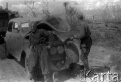 Lato 1944, Białoruś, ZSRR.
Letnia ofensywa Armii Czerwonej, dwaj radzieccy żołnierze stojący obok samochodu.
Fot. Aleksiej Pamiatnych (ojciec), udostępnił Aleksiej Pamiatnych, zbiory Ośrodka KARTA