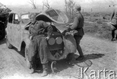 Lato 1944, Białoruś, ZSRR.
Letnia ofensywa Armii Czerwonej - dwaj radzieccy żołnierze stoją obok samochodu.
Fot. Aleksiej Pamiatnych (ojciec), udostępnił Aleksiej Pamiatnych, zbiory Ośrodka KARTA