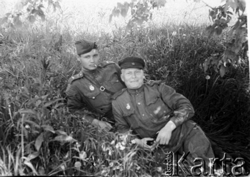 Lato 1944, Białoruś, ZSRR.
Letnia ofensywa Armii Czerwonej - dwaj radzieccy żołnierze leżący na trawie.
Fot. Aleksiej Pamiatnych (ojciec), udostępnił Aleksiej Pamiatnych, zbiory Ośrodka KARTA