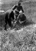 Lato 1944, Białoruś, ZSRR.
Letnia ofensywa Armii Czerwonej - trzej radzieccy żołnierze oprawiający złowione ryby.
Fot. Aleksiej Pamiatnych (ojciec), udostępnił Aleksiej Pamiatnych, zbiory Ośrodka KARTA