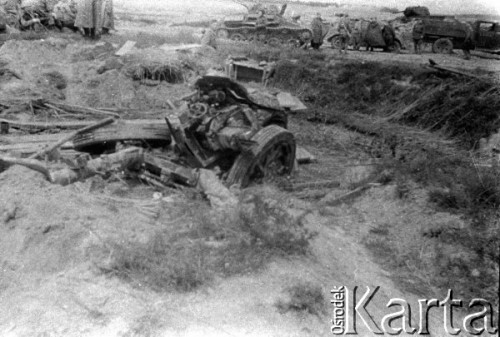 Lato 1944, Białoruś, ZSRR.
Letnia ofensywa Armii Czerwonej - zniszczone stanowisko artyleryjskie, w tle żołnierze gwardyjskiego pułku czołgów.
Fot. Aleksiej Pamiatnych (ojciec), udostępnił Aleksiej Pamiatnych, zbiory Ośrodka KARTA