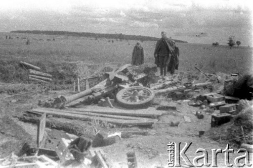 Lato 1944, Białoruś, ZSRR.
Letnia ofensywa Armii Czerwonej - żołnierze gwardyjskiego pułku czołgów oglądają zniszczone stanowisko artyleryjskie.
Fot. Aleksiej Pamiatnych (ojciec), udostępnił Aleksiej Pamiatnych, zbiory Ośrodka KARTA