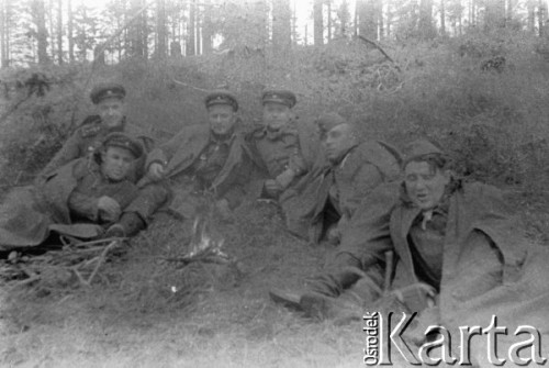 Lato 1944, Białoruś, ZSRR.
Letnia ofensywa Armii Czerwonej - żołnierze gwardyjskiego pułku czołgów odpoczywający przy ognisku.
Fot. Aleksiej Pamiatnych (ojciec), udostępnił Aleksiej Pamiatnych, zbiory Ośrodka KARTA