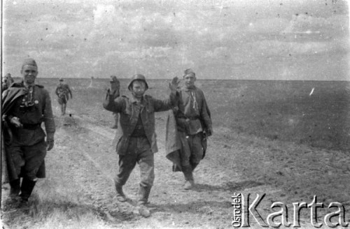Lato 1944, Białoruś, ZSRR.
Letnia ofensywa Armii Czerwonej - żołnierze gwardyjskiego pułku czołgów ze złapanym jeńcem niemieckim.
Fot. Aleksiej Pamiatnych (ojciec), udostępnił Aleksiej Pamiatnych, zbiory Ośrodka KARTA