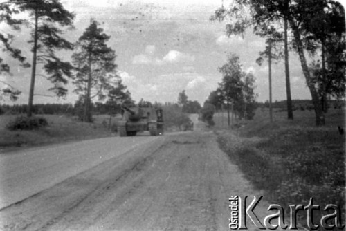 Lato 1944, Białoruś, ZSRR.
Letnia ofensywa Armii Czerwonej - radzieckie czołgi jadące drogą.
Fot. Aleksiej Pamiatnych (ojciec), udostępnił Aleksiej Pamiatnych, zbiory Ośrodka KARTA