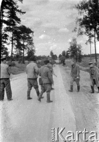 Lato 1944, Białoruś, ZSRR.
Letnia ofensywa Armii Czerwonej - żołnierze gwardyjskiego pułku czołgów stojący na drodze.
Fot. Aleksiej Pamiatnych (ojciec), udostępnił Aleksiej Pamiatnych, zbiory Ośrodka KARTA
