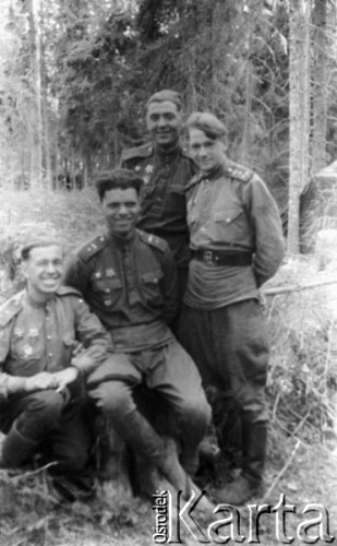Lato 1944, Białoruś, ZSRR.
Letnia ofensywa Armii Czerwonej - żołnierze gwardyjskiego pułku czołgów, w środku siedzi major.
Fot. Aleksiej Pamiatnych (ojciec), udostępnił Aleksiej Pamiatnych, zbiory Ośrodka KARTA