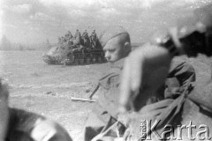Lato 1944, Białoruś, ZSRR.
Letnia ofensywa Armii Czerwonej - gwardyjski pułk czołgów w natarciu, żołnierze piechoty siedzący na jadących czołgach.
Fot. Aleksiej Pamiatnych (ojciec), udostępnił Aleksiej Pamiatnych, zbiory Ośrodka KARTA