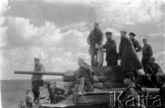 Lato 1944, Białoruś, ZSRR.
Letnia ofensywa Armii Czerwonej - gwardyjski pułk czołgów w natarciu, żołnierze piechoty siedzący na czołgu.
Fot. Aleksiej Pamiatnych (ojciec), udostępnił Aleksiej Pamiatnych, zbiory Ośrodka KARTA