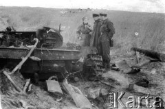 Lato 1944, Białoruś, ZSRR.
Letnia ofensywa Armii Czerwonej - żołnierze gwardyjskiego pułku czołgów oglądający zniszczony czołg niemiecki.
Fot. Aleksiej Pamiatnych (ojciec), udostępnił Aleksiej Pamiatnych, zbiory Ośrodka KARTA
