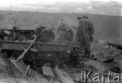 Lato 1944, Białoruś, ZSRR.
Letnia ofensywa Armii Czerwonej - żołnierze gwardyjskiego pułku czołgów oglądający zniszczony czołg niemiecki.
Fot. Aleksiej Pamiatnych (ojciec), udostępnił Aleksiej Pamiatnych, zbiory Ośrodka KARTA