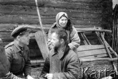 Lato 1944, Białoruś, ZSRR.
Letnia ofensywa Armii Czerwonej - radziecki oficer rozmawiający z mieszkańcami wsi.
Fot. Aleksiej Pamiatnych (ojciec), udostępnił Aleksiej Pamiatnych, zbiory Ośrodka KARTA
