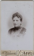 Przed 1901, Łódź, Cesarstwo Rosyjskie.
Kobieta w ciemnej sukni, portret.
Fot. Bronisław Wilkoszewski, zbiory Ośrodka KARTA, przekazała Agata Niewiarowska

