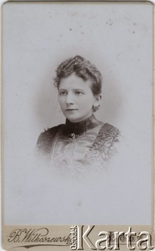 Przed 1901, Łódź, Cesarstwo Rosyjskie.
Kobieta w ciemnej sukni, portret.
Fot. Bronisław Wilkoszewski, zbiory Ośrodka KARTA, przekazała Agata Niewiarowska


