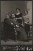 Przed 1914, Cesarstwo Rosyjskie.
Portret rodzinny - mężczyzna siedzący w fotelu, kobieta w ciemnej sukni i dwoje dzieci.
Fot. Jan Tyraspolski, zbiory Ośrodka KARTA, przekazała Agata Niewiarowska

