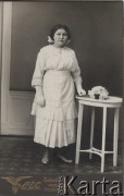 Przed 1914, Łódź, Cesarstwo Rosyjskie.
Zdjęcie młodej dziewczyny w białej sukni. 
Fot. Zakład fotograficzny ABC w Łodzi, zbiory Ośrodka KARTA, przekazała Agata Niewiarowska

