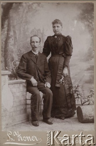 Przed 1914, Łódź, Cesarstwo Rosyjskie.
Mężczyzna w ciemnym garniturze i kobieta w sukni.
Fot. L. Zoner, zbiory Ośrodka KARTA, przekazała Agata Niewiarowska

