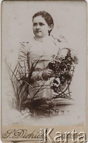 Przed 1914, Zgierz, Cesarstwo Rosyjskie.
Portret młodej dziewczyny z kwiatami.
Fot. I. Dietrich, zbiory Ośrodka KARTA, przekazała Agata Niewiarowska

