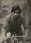 Lata 20-te, Polska
Młody mężczyzna na rowerze.
Fot. NN, zbiory Ośrodka KARTA, przekazała Agata Niewiarowska

