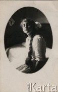 Brak daty, brak miejsca.
Portret młodej dziewczyny z warkoczem.
Fot. NN, zbiory Ośrodka KARTA, przekazała Agata Niewiarowska

