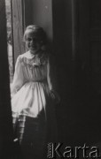 Brak daty, brak miejsca.
Dziewczynka w sukience do Pierwszej Komunii.
Fot. NN, zbiory Ośrodka KARTA, przekazała Agata Niewiarowska

