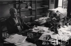Lata 80-te, Maisons-Laffitte pod Paryżem, Francja.
Jerzy Giedroyc siedzący za biurkiem, portret.
Fot. NN, zbiory Ośrodka KARTA, przekazała Agata Niewiarowska