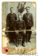 1914-1915, Rosja.
Trzej żołnierze armii carskiej, w środku siedzi Teodor Matczuk.
Fot. M. Mazur, zbiory Ośrodka KARTA, udostępniła Ewa Pazyna.