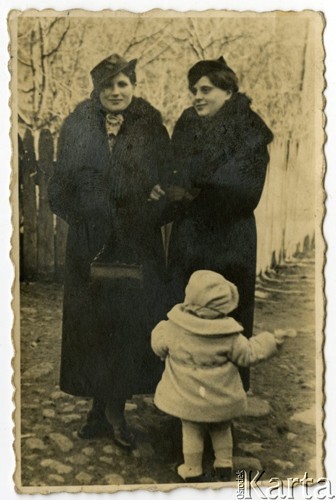Przed 1939, brak miejsca, Polska.
Dwie kobiety i dziecko, z lewej stoi Jadwiga z Cwalinów Karpińska.
Fot. NN, zbiory Ośrodka KARTA, udostępniła Agnieszka Nowakowska