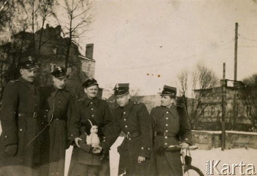 Po 1945, Żagań, Polska.
Franciszek Cwalina, żołnierz zawodowy, stoi pierwszy od lewej razem z kolegami z jednostki. W tle z prawej drogowskaz 