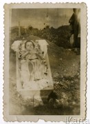1946, brak miejsca, Polska.
Pogrzeb Jasia Cwaliny. Otwarta trumna stoi obok wykopanej mogiły, w tle krzyż na grobie.
Fot. NN, zbiory Ośrodka KARTA, udostępniła Agnieszka Nowakowska