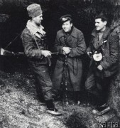 Lata 40-te, rejon kosowski, Karpaty Wschodnie.
Żołnierze Ukraińskiej Powstańczej Armii, z prawej stoi Wasyl Kopczuk 