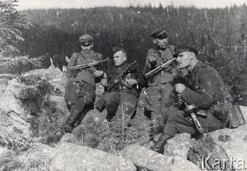 Lata 40-te, rejon kosowski, Karpaty Wschodnie.
Żołnierze Ukraińskiej Powstańczej Armii z pistoletami maszynowymi, drugi od lewej Petro Melnik 