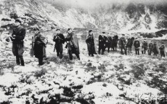 Lata 40-te, Karpaty Wschodnie.
Sotnia Ukraińskiej Powstańczej Armii podczas przejścia przez góry. Pierwszy od lewej idzie Iwan Mielniczuk 