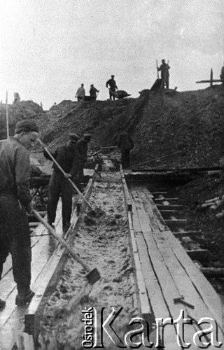 1938, Kołyma, ZSRR.
Więźniowie płuczący złoto w 