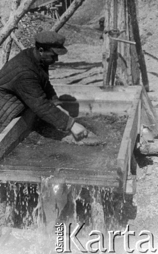 1941 -1944, Kołyma, ZSRR.
Więźniowie pracujący w odkrywkowej kopalni złota. 
Fot. NN, zbiory Ośrodka KARTA
