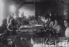 1946-1947, Syktywkar, Komi ASRR, ZSRR.
Więźniarki pracujące w obozowej szwalni. 
Fot. NN, zbiory Ośrodka KARTA