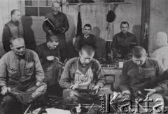 Brak daty, ZSRR.
Więźniowie szyjący buty.
Fot. NN, zbiory Ośrodka KARTA