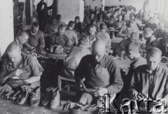1943, Niżny Tagił, Obwód Swierdłowski, ZSRR.
Tagiłski kompleks obozowy, więźniowie szyjący buty w  zakładzie szewskim. 
Fot. NN, zbiory Ośrodka KARTA